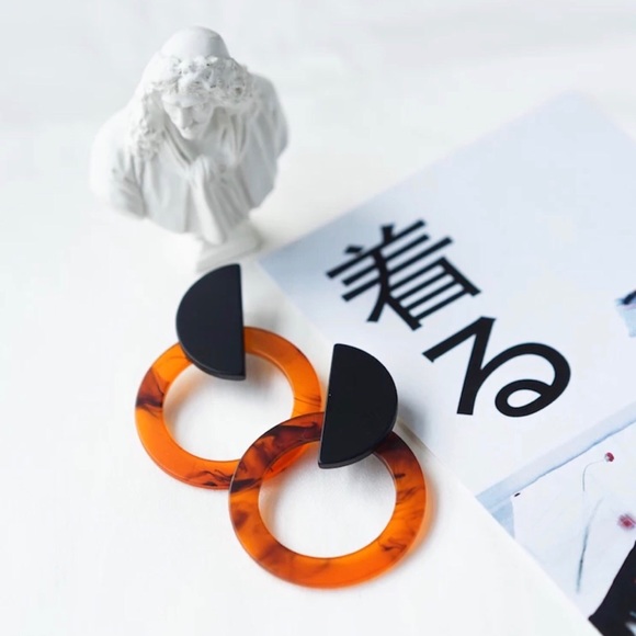 Chic Tortoise Statement Acrylic Earrings - Picture 5 of 5